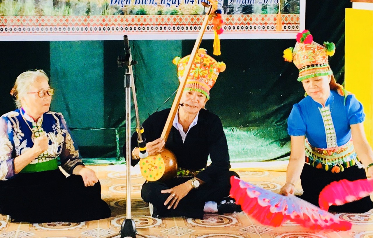 Truyền dạy nghệ thuật hát Then truyền thống dân tộc Thái. Ảnh: CLB